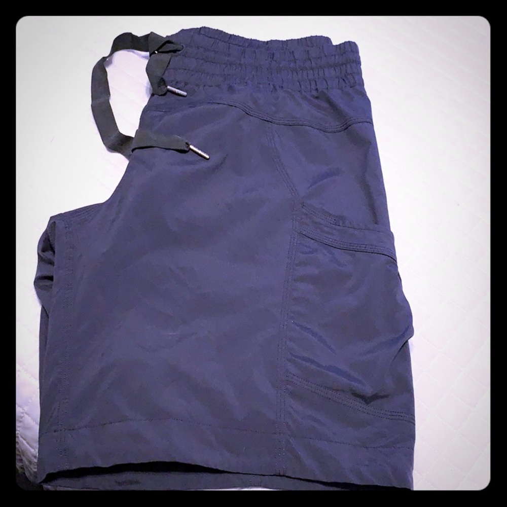 🧘🏽‍♀️LULULEMON 5 inch Cargo Shorts Size 8🧘🏽‍♀️